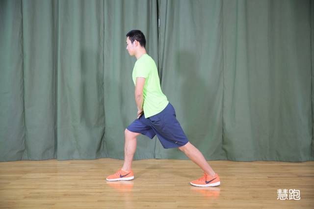 小臂拉伸细节,跳绳热身拉伸动作细节