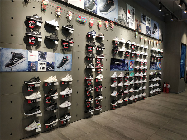 我们今儿来到蚌埠万达,逛了逛帮阿迪耐克卖鞋的滔搏运动城