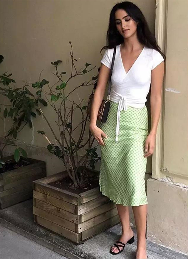 “三角妹”掌握扬长避短法,取舍上下身的优劣势,轻松穿出法式风