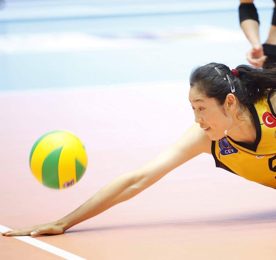 排球朱婷精彩瞬间,朱婷救球手腕受伤