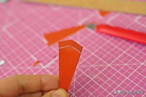 用废弃银行卡、会员卡制作时尚的耳环做法教程