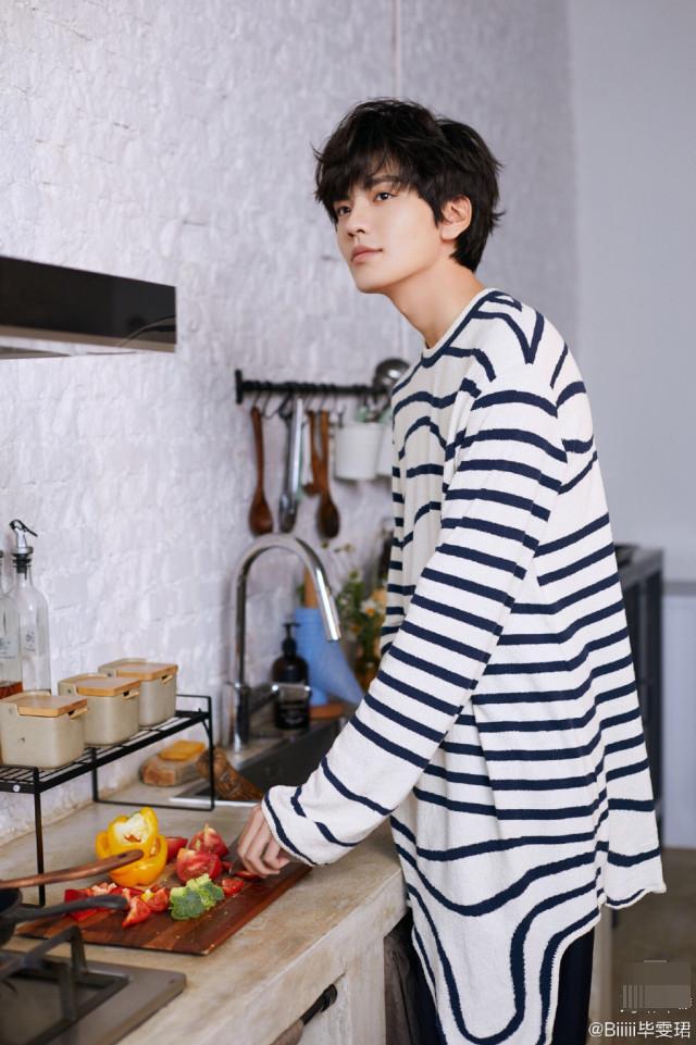 吴宣仪粉丝追着毕雯珺,吴宣仪毕雯珺拍戏