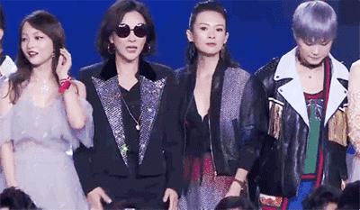 古力娜扎为国人发光的美貌,古力娜扎为韩国明星颁奖