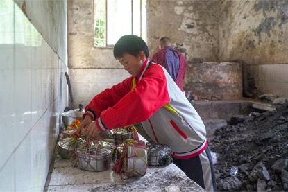 一友公益为四川乐至县明德小学送去“友金厨房”