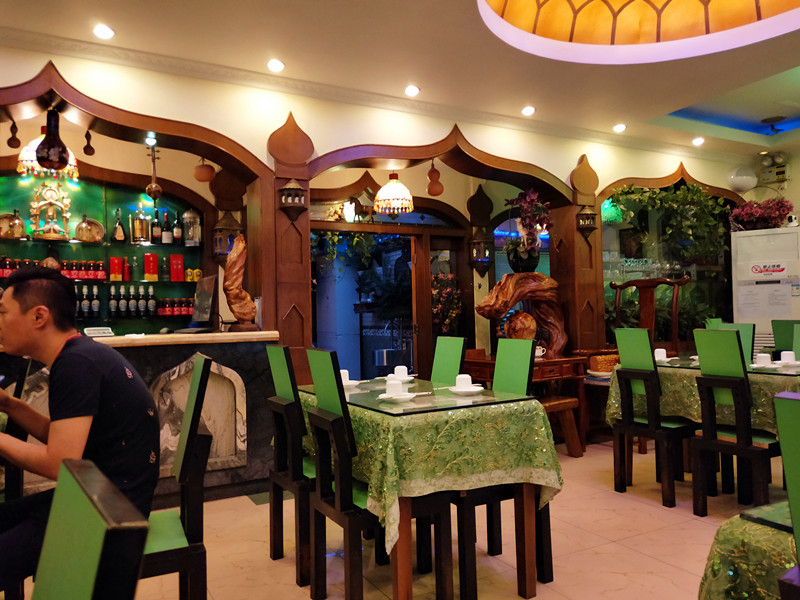 外媒首推京城*疆新**菜餐厅，东四胡同里的弯弯月亮