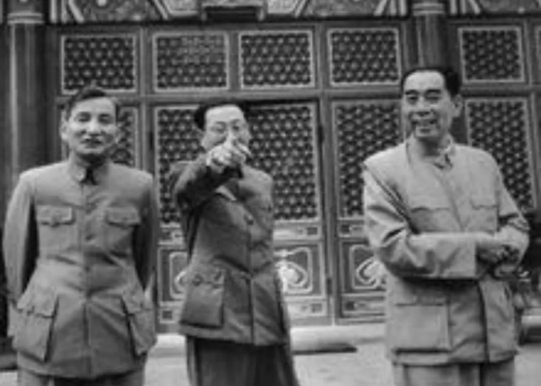 1949年，是谁提议将中南海，作为*党**中央办公地点的？