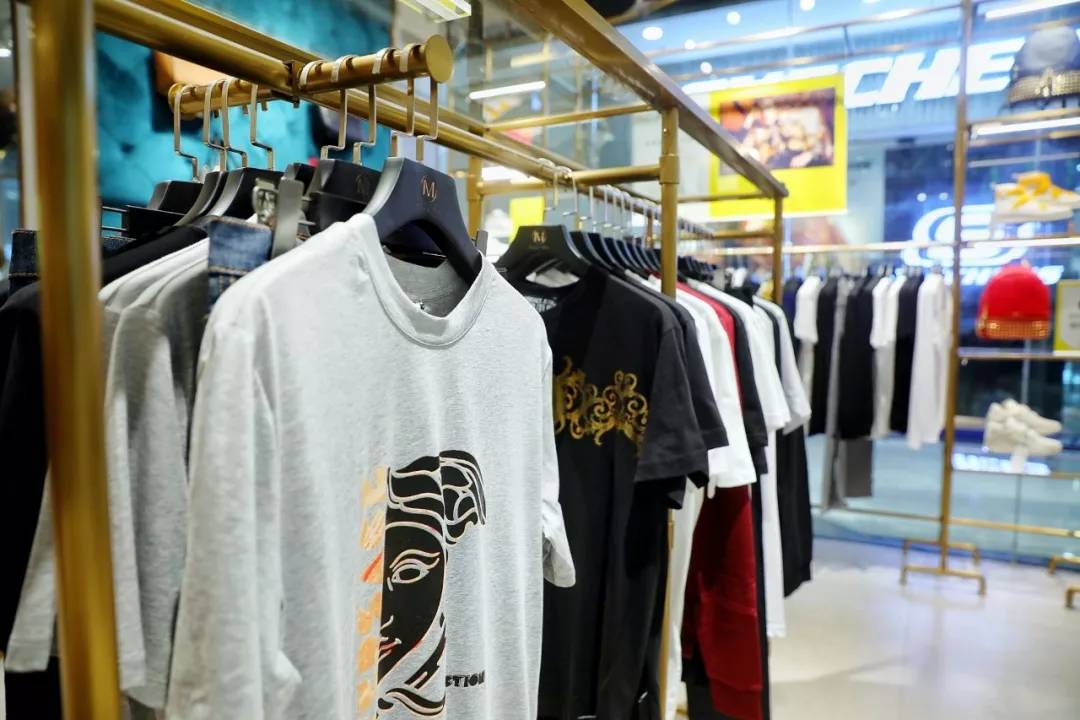 老铁放肆购!潮牌1~3折起,衣麦仓哈尔滨银泰店被时尚咖“攻陷”