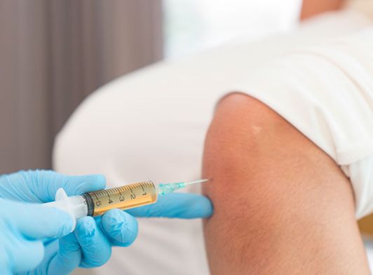 疫情肆虐，穷人无处可逃，富人们订私人飞机，请私人医生检测