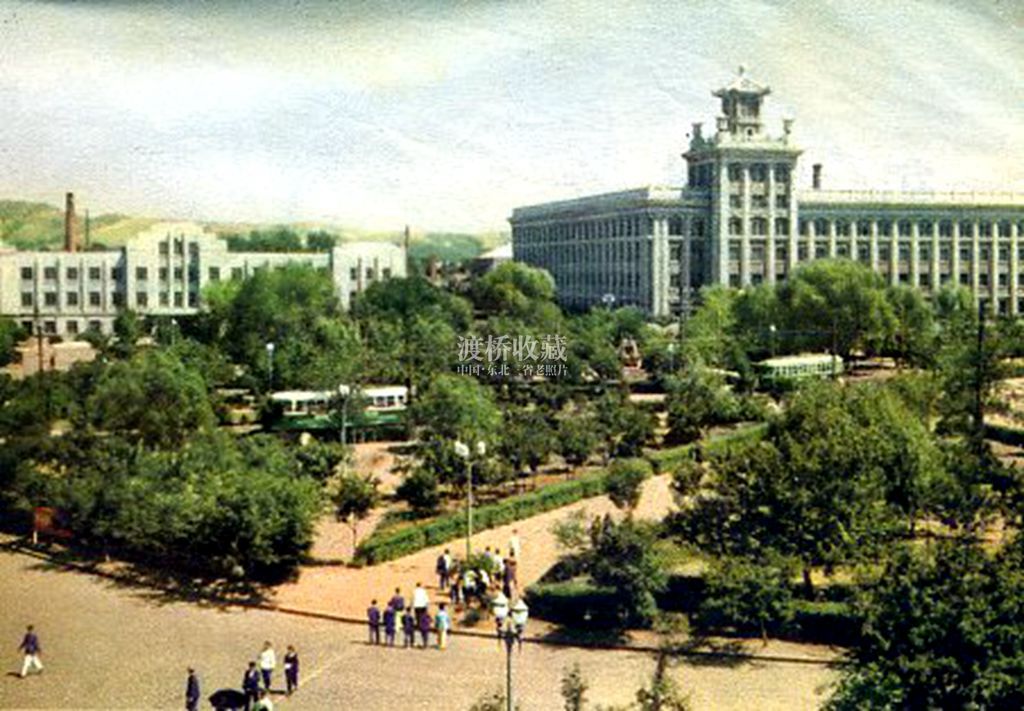 20年前的鞍山市府广场,80年代鞍山站前公园广场老照片