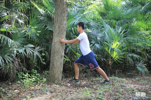 小臂拉伸细节,跳绳热身拉伸动作细节