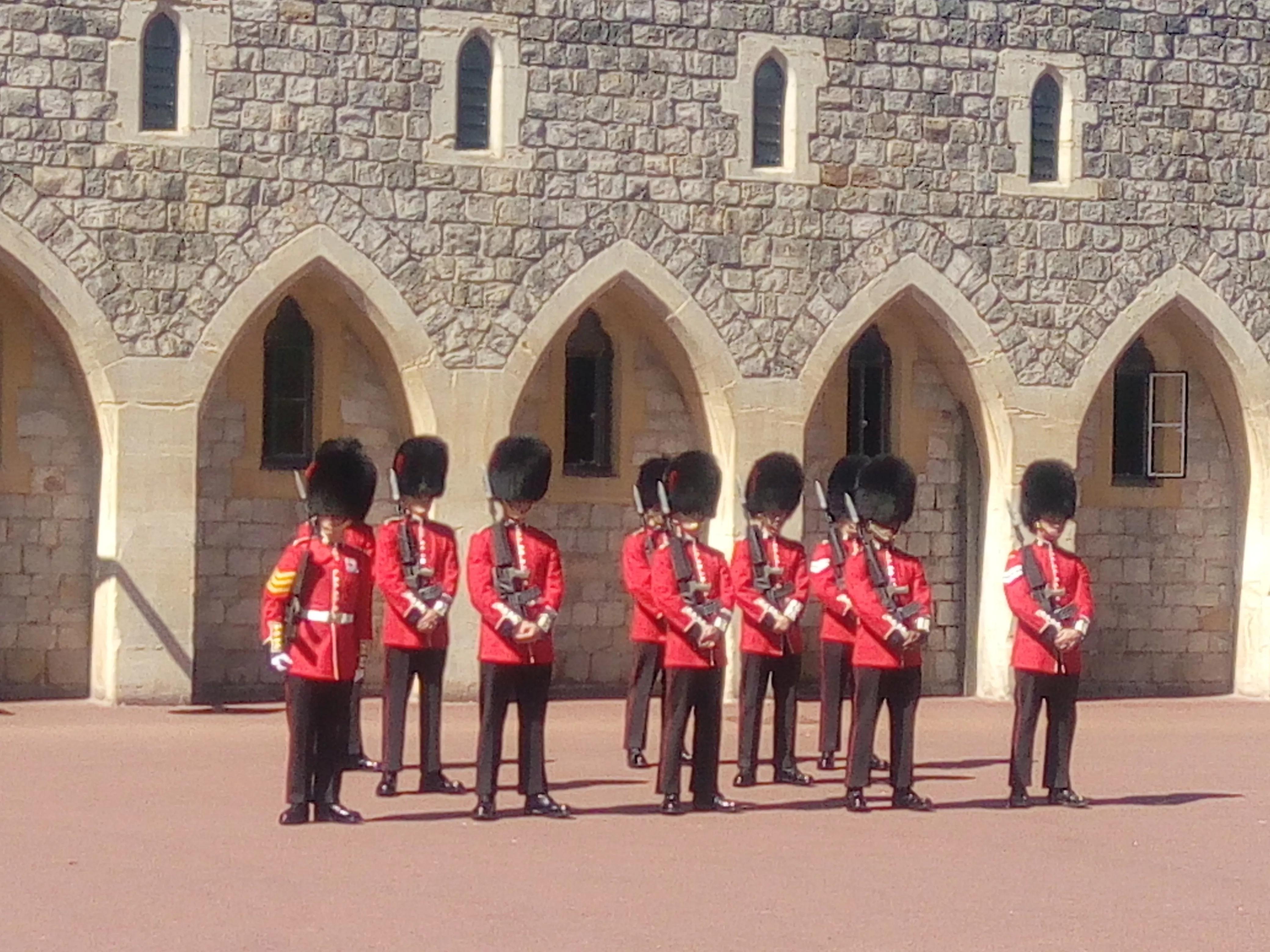 吉米，一位英国开旅游大巴的司机，坐他的车，快乐无比