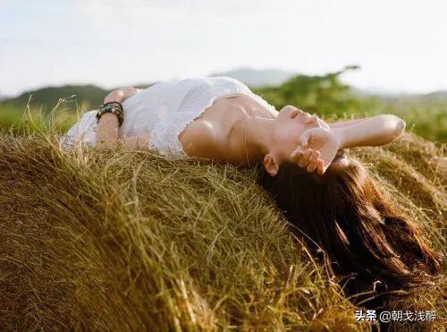 其实每个人心中都住着那么一个人,每个人心中都有一个她