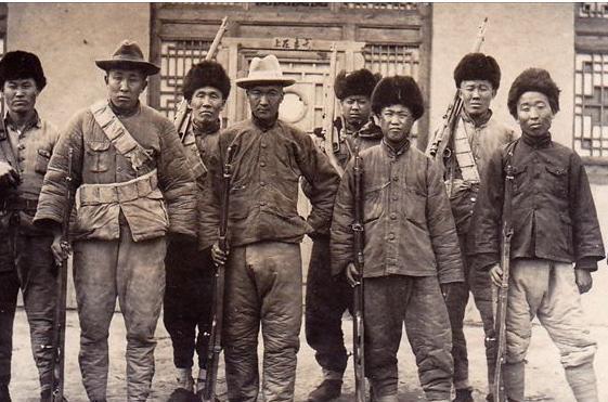 女儿收拾父亲遗物,发现一张“破烂奖状”,原来父亲是特等功臣