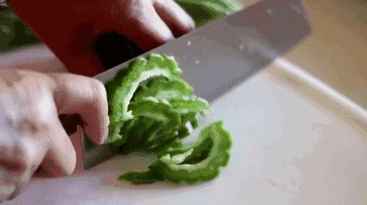 生吃苦瓜的作用与苦瓜功效,水果苦瓜吃到对人有什么好处吗