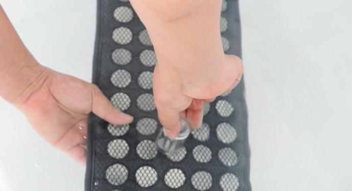 福气多温热玉石产品浸水实验测评：安全性能突出