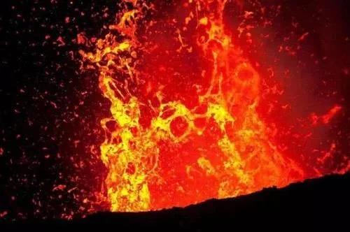 掉进岩浆池怎么自救,不小心掉进火山怎么办