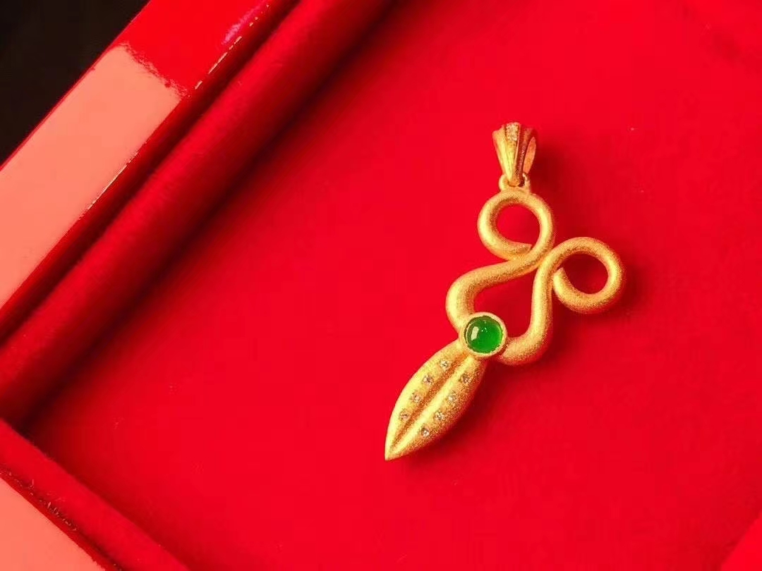 为什么结婚一定要买中国珠宝钻戒,结婚买钻戒好还是金首饰好