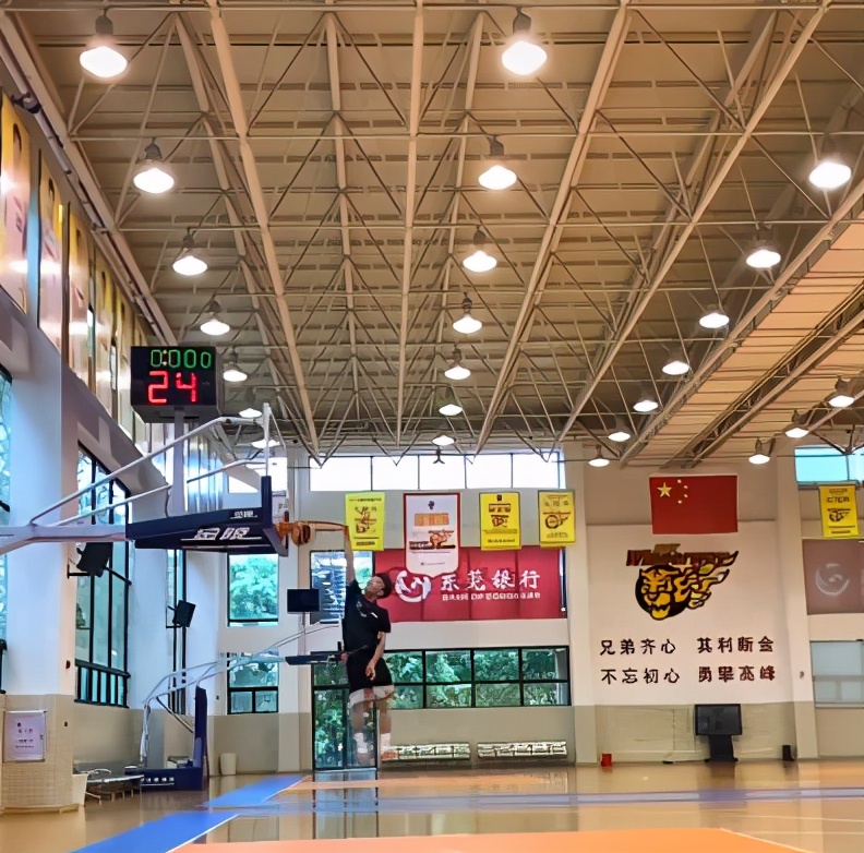 广东徐中锋请缨参加CBA扣篮大赛，他要和张镇麟一较高低？