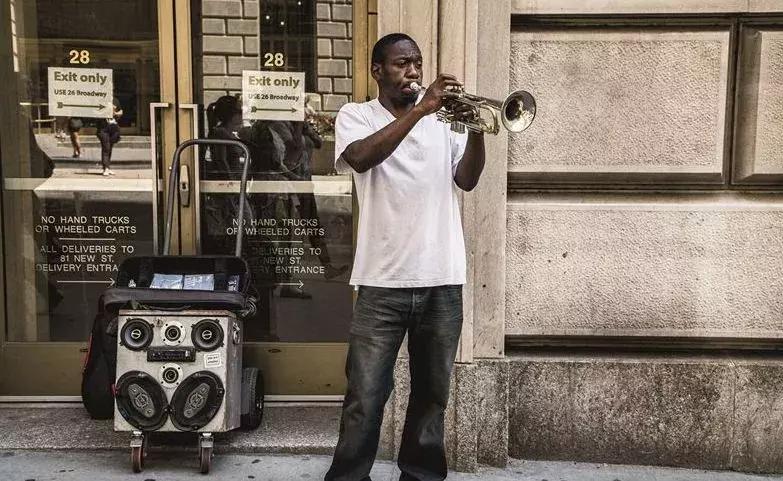 诗人或流浪者,街头艺人是一种什么生物?