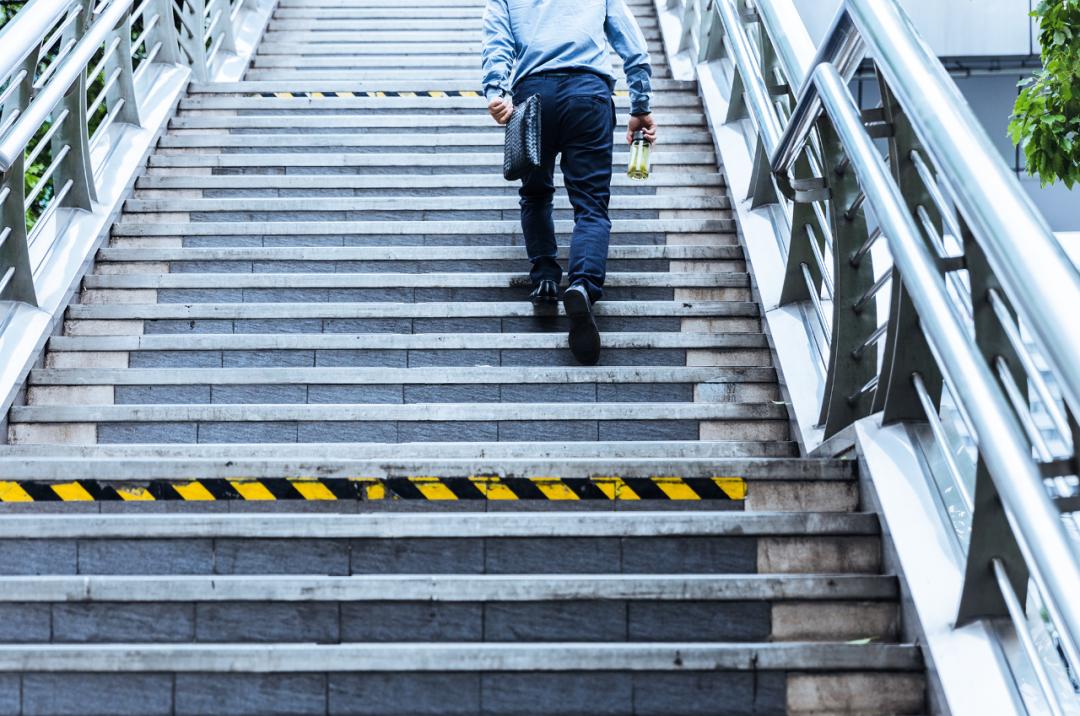 超7成网民月收入不足5000,月薪不足七千的网友