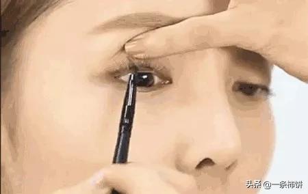 新手眼线技巧,拒绝缝纫机右手,完美眼线学会这几招轻松搞定