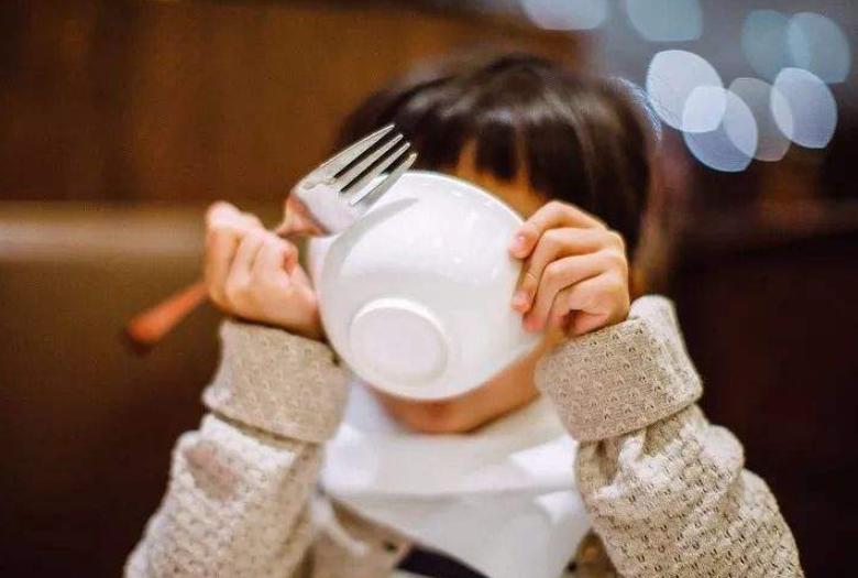 孩子吃东西卡喉咙用手抠可以吗,孩子吃东西卡住喉咙怎么弄视频