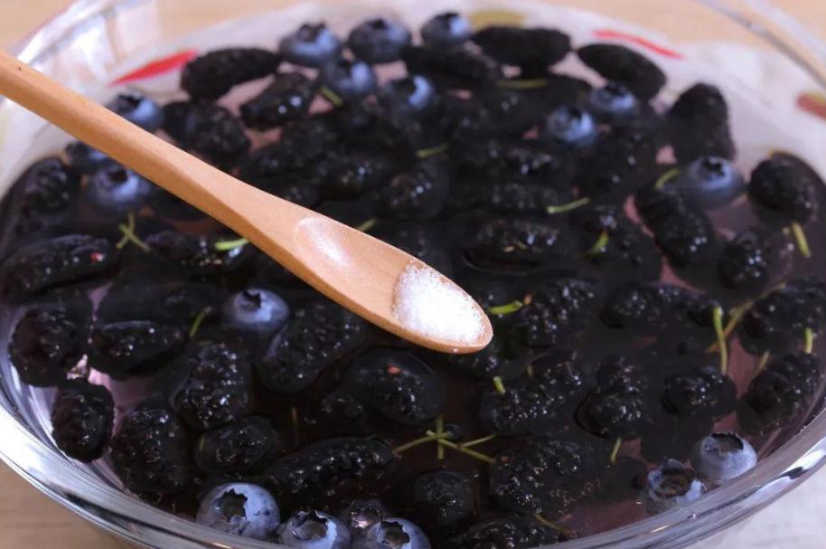 桑葚用水洗了直接泡酒怎么补救,桑葚弄到地上怎么洗掉