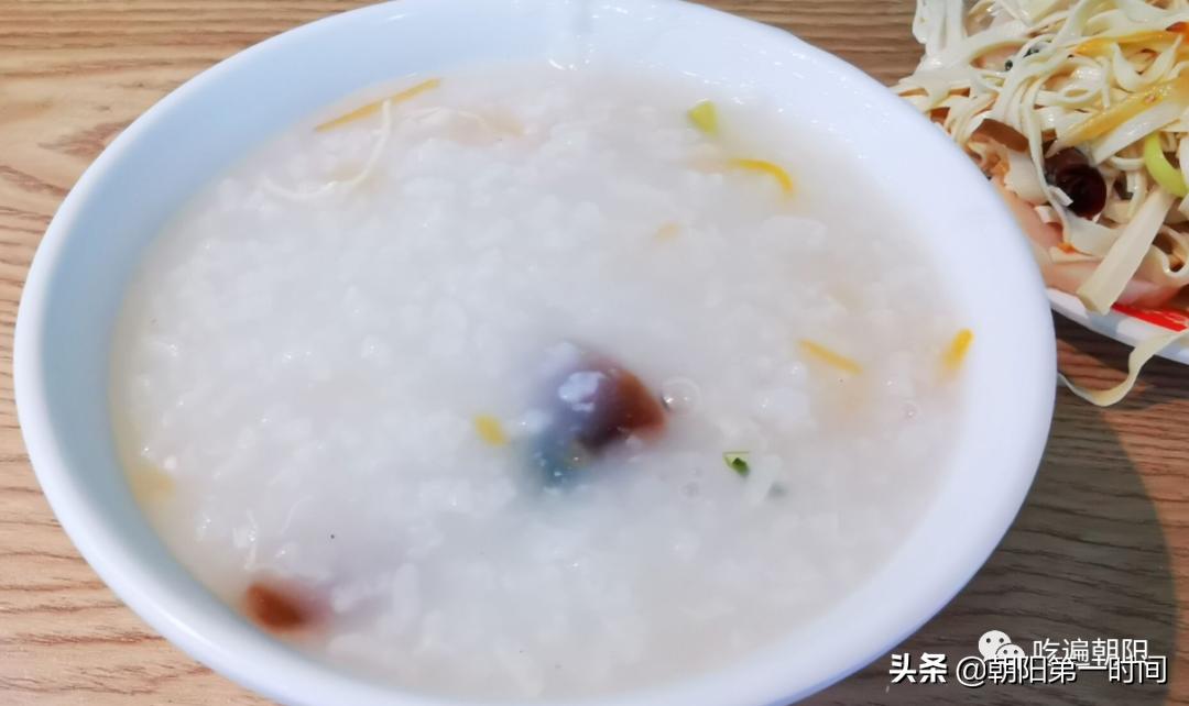 朝阳这家小店，鸡汁包子一绝，一戳一股汤！粥还随便喝？