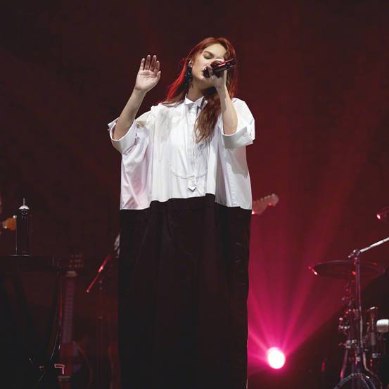 杨丞琳真是有勇气！白色纱网上衣搭配运动裤，休闲风也能大秀身材