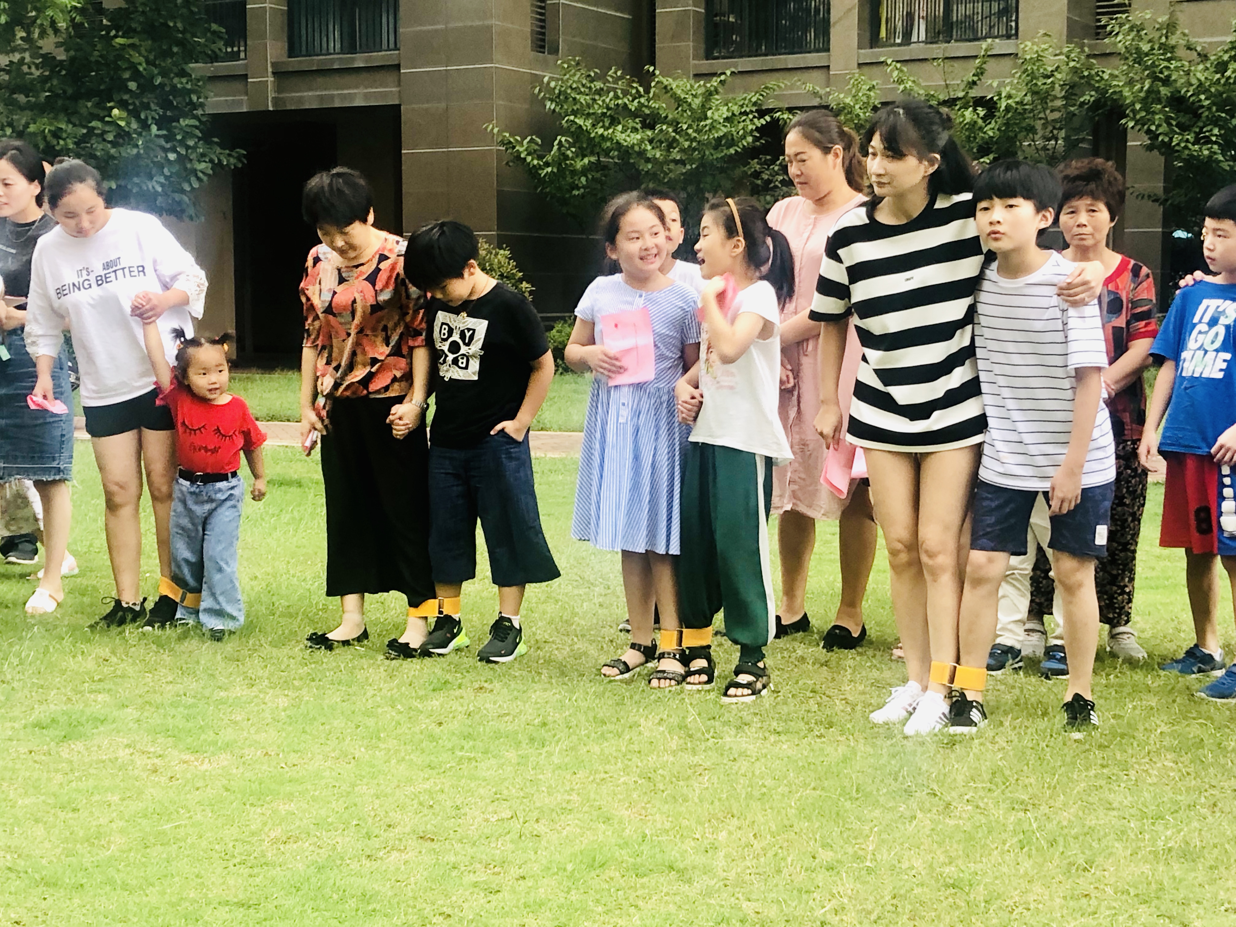 垃圾分类推动居民走向文明自觉,垃圾分类进社区童心同行助环保