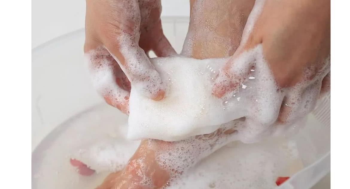 进入夏季之后气候非常炎热,夏季做好脚部卫生及护理很重要