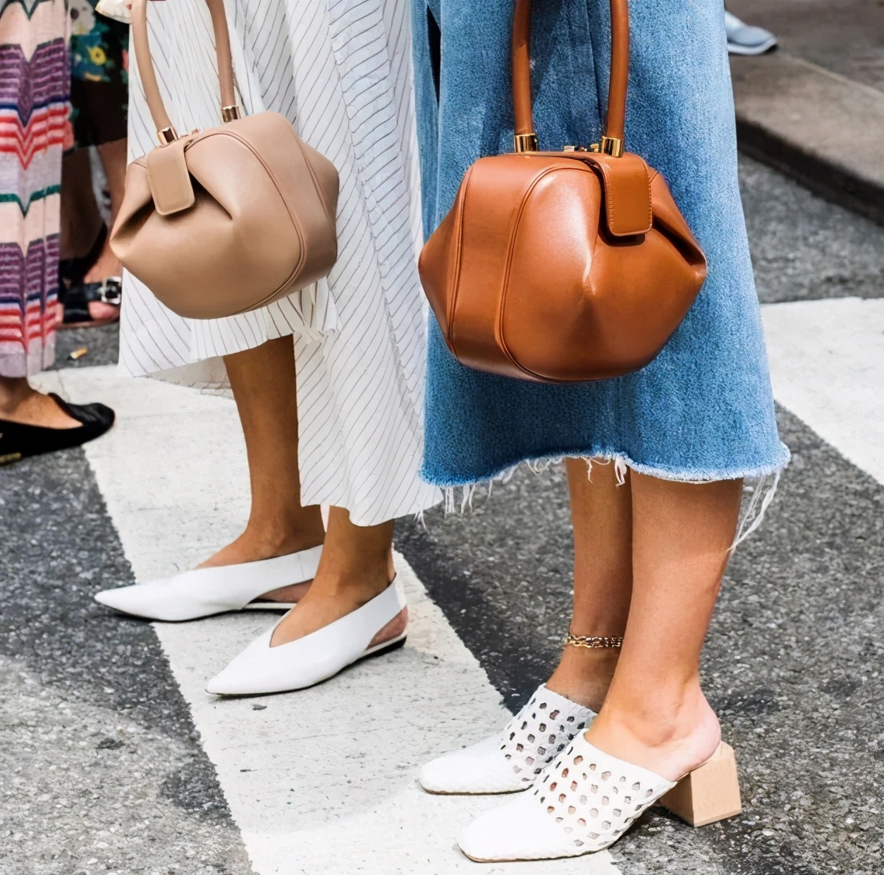 脚皮肤黑穿什么颜色鞋子显白,脚黑适合穿什么鞋子夏