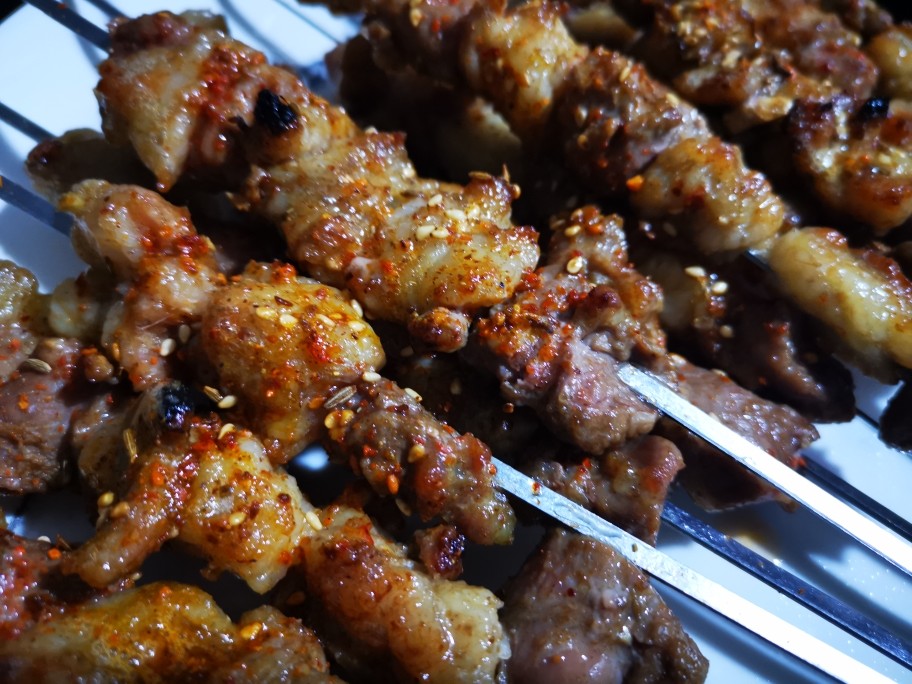 羊肉串怎么用烤箱烤出来鲜嫩多汁,烤羊肉串的做法和腌制方法烤箱版