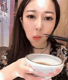 这只鹦鹉一直以为他是一只猴,所以每天都在重复做这个动作