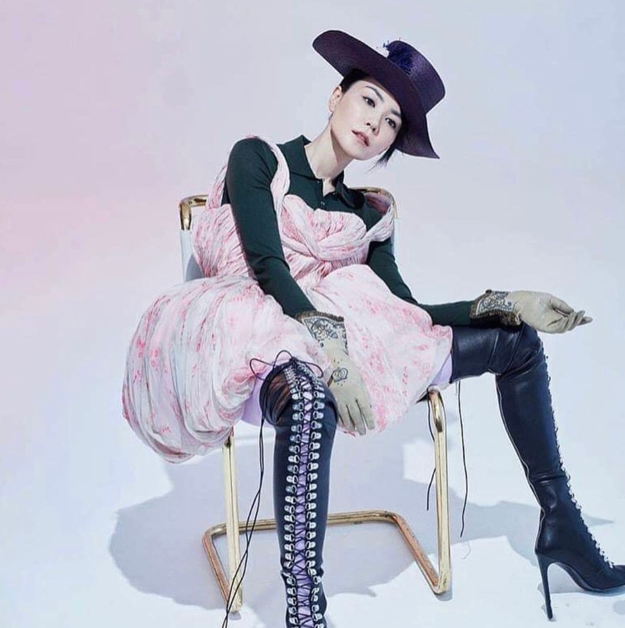 王菲的穿搭一直充满成熟的气息,王菲当年的穿搭真是越品越时髦