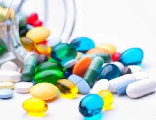 吃复合维生素好还是单补好,中老年需要补复合维生素吗