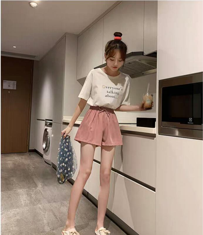 夏天的牛仔短裤照样能清爽又时髦,牛仔短裤的装扮夏天穿上舒适显瘦