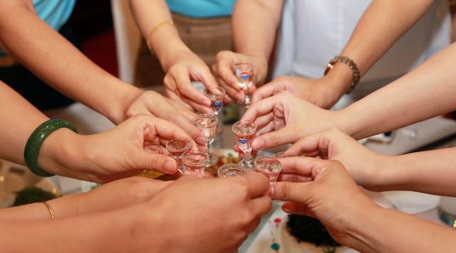 阿里女员工自曝被灌酒事件,阿里女员工自曝饭局醉酒