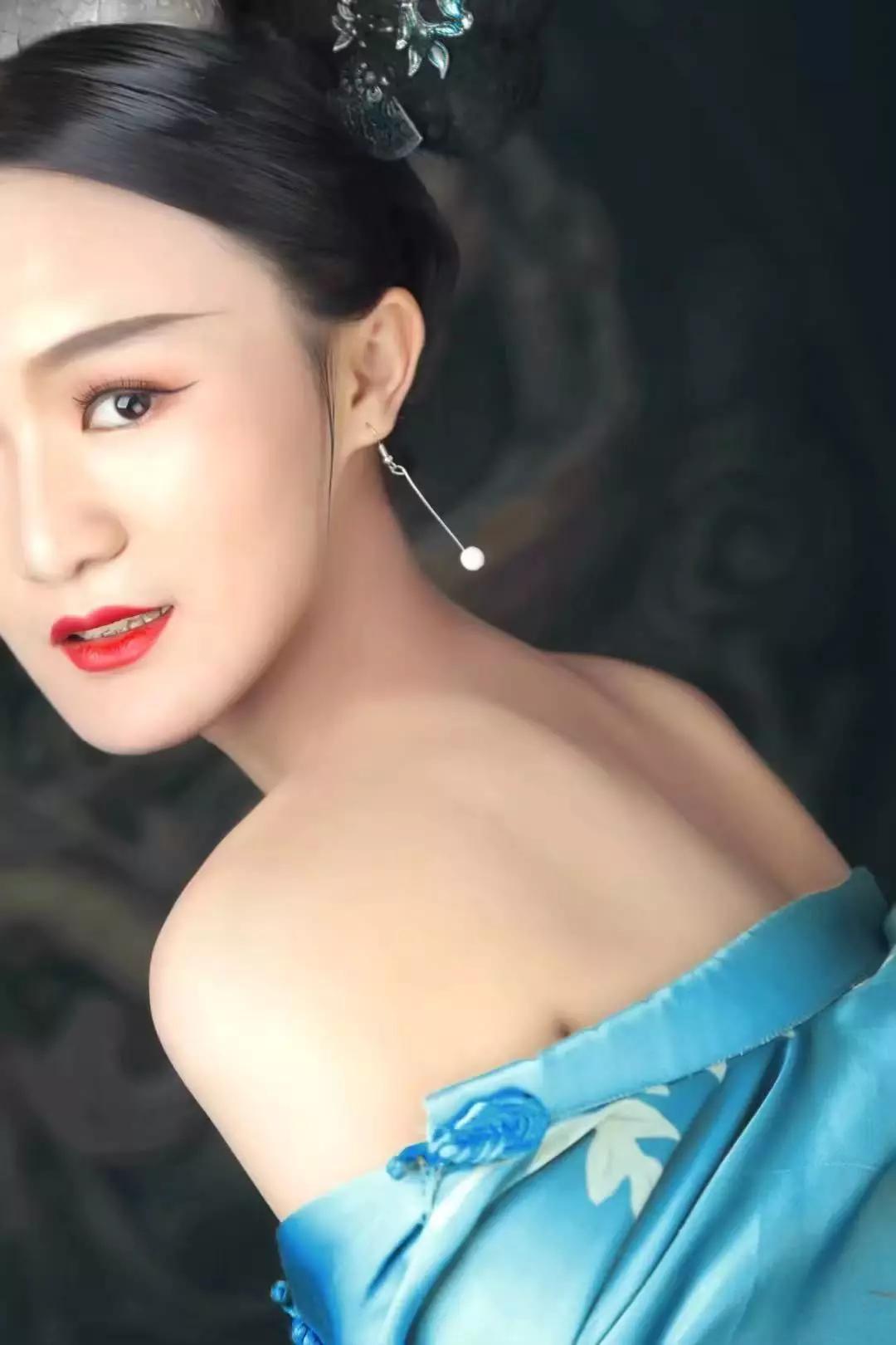 邑人电影院的读者们，向您拜大年了