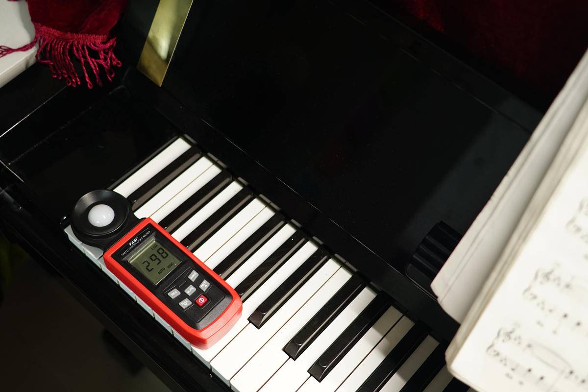 练习钢琴光线不足会伤眼,实测“明基专业钢琴灯”