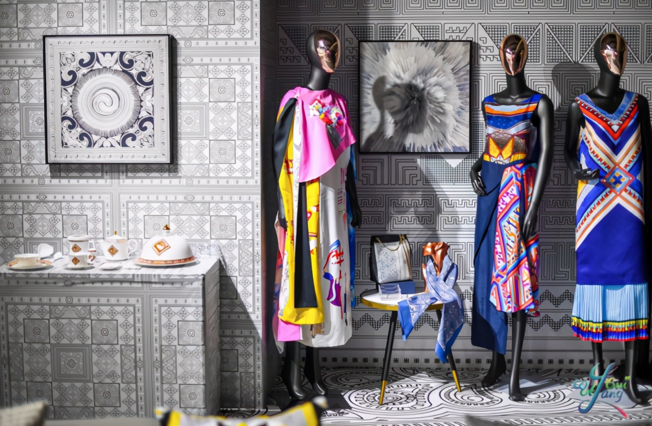 多彩进博会：老干妈走上时装周、苗绣碰撞爱马仕、贵银遇见…