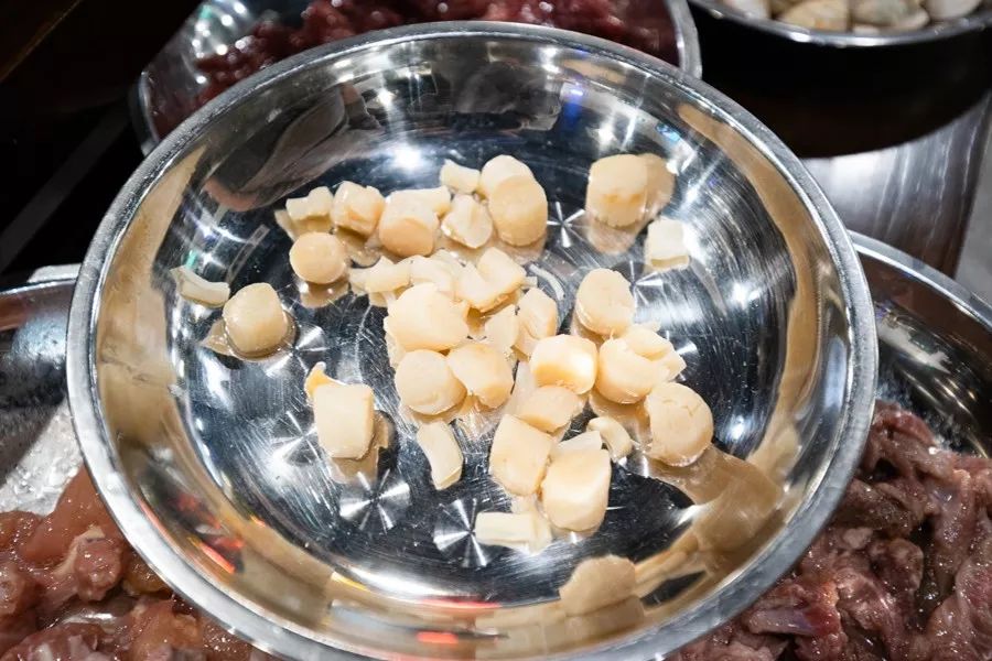 这家噗噗噗的粥底火锅店，稳就一个字