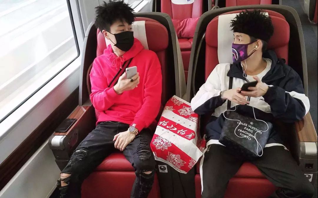 他是红花会的幕后“大管家”,音乐和生意做到了两开花