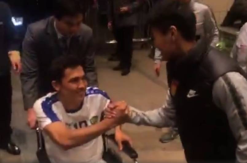 韦世豪抱摔队友,韦世豪鲁能反戈视频