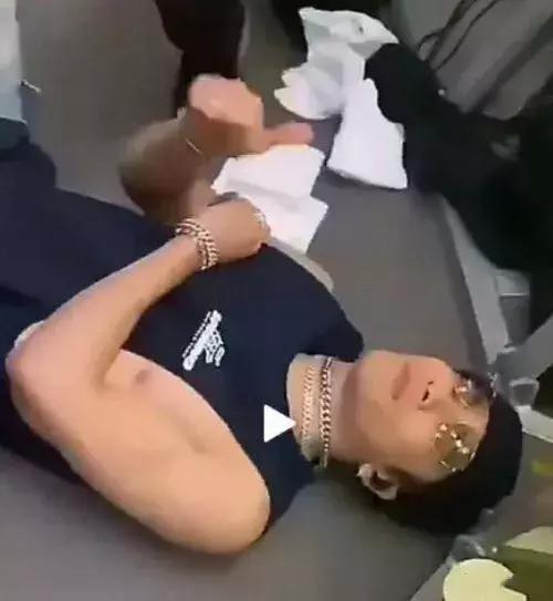 王嘉尔身着一身粉衣现身机场,王嘉尔受很多女星欢迎国外粉丝