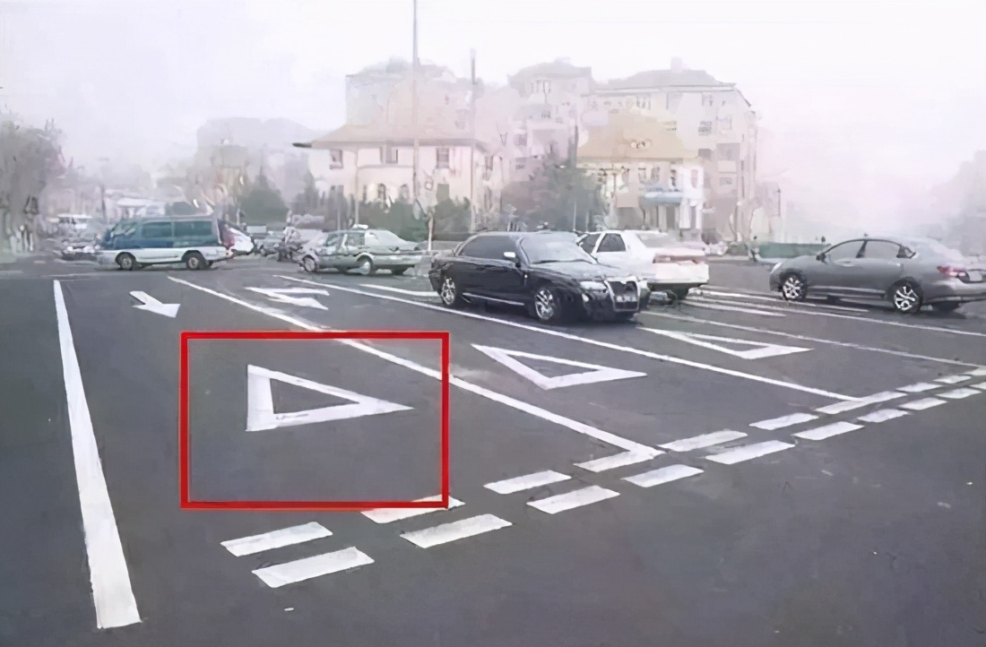 中间是虚线纵向减速标线可变道吗,车道纵向减速标线可以变道吗