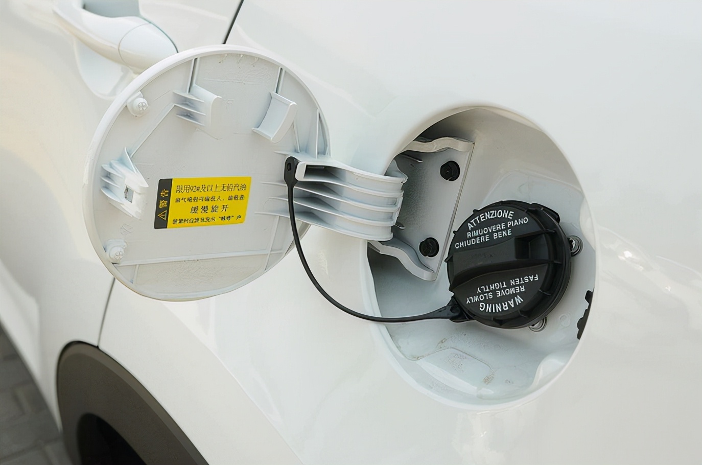 车辆油箱盖子如何打开,油箱盖应急开启技巧