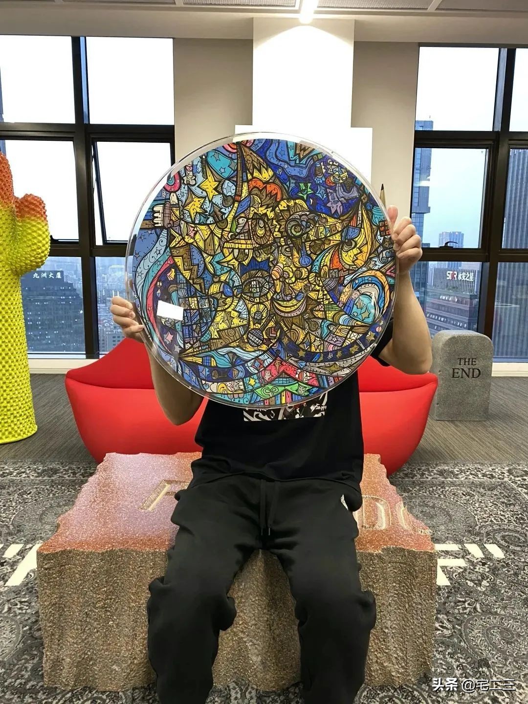 从KAWS、村上隆到草间弥生，为什么潮玩艺术也进军家居界了？