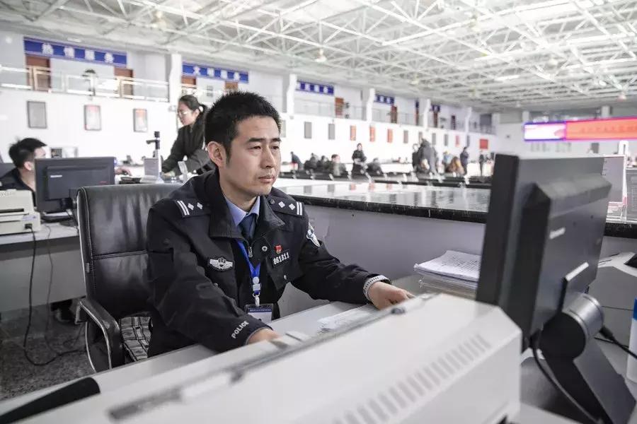 车管科民警日常工作,车管窗口民警暖心事