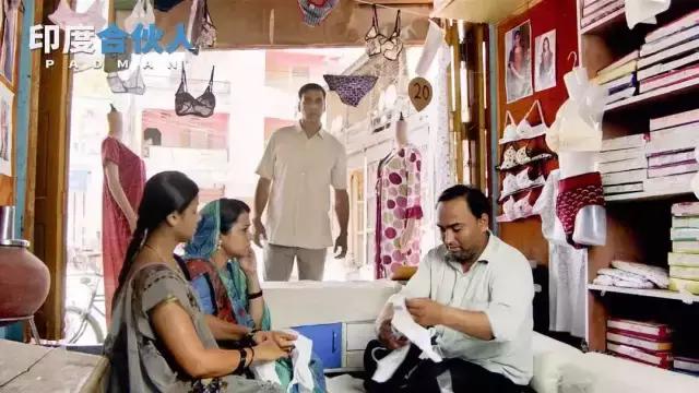 这个了不起的男人,靠着给女人做卫生巾成为英雄!